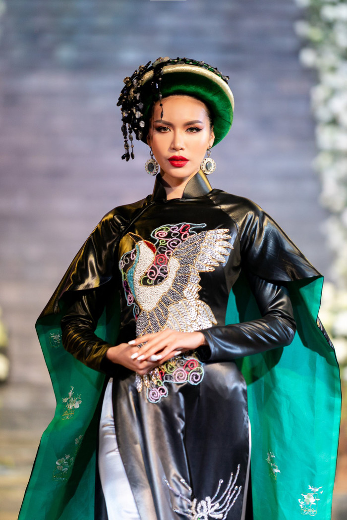 Siêu mẫu Minh Tú đẹp ma mị, quý phái khi diện lên người bộ áo dài lụa sắc đen được trang trí tỉ mĩ từng họa tiết. So với National Costume cô nàng mang đi dự thi Miss Supranational 2018, bộ trang phục này không kém phần lộng lẫy và tinh xảo.